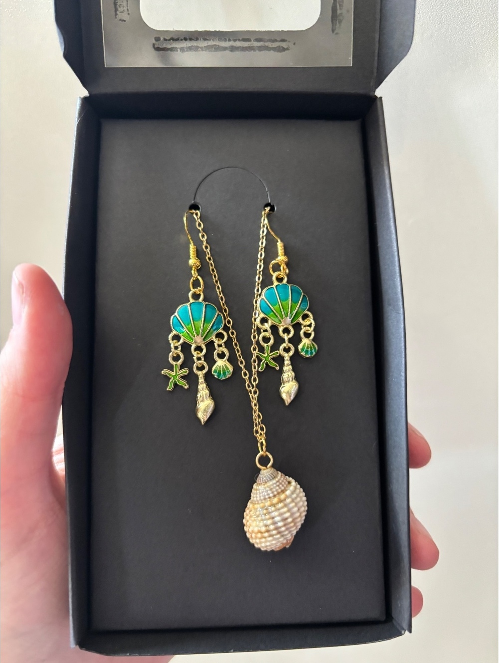 Sea shell necklace and earrings set